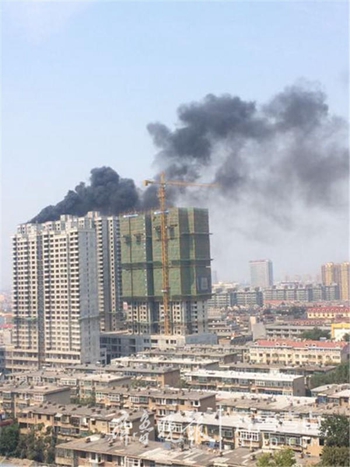 点击图片翻到下一页>> 济南在建高层华夏海龙地产失火 工人引燃防水材料